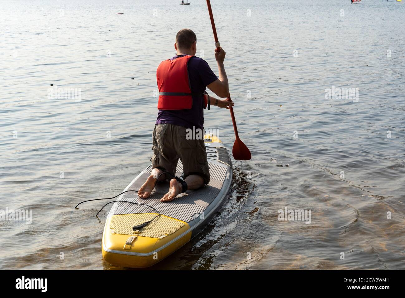 Stand-up Paddleboarding sind auf dem Fluss Moskau, Strogino. Das Konzept eines gesunden Lebensstils. Stockfoto