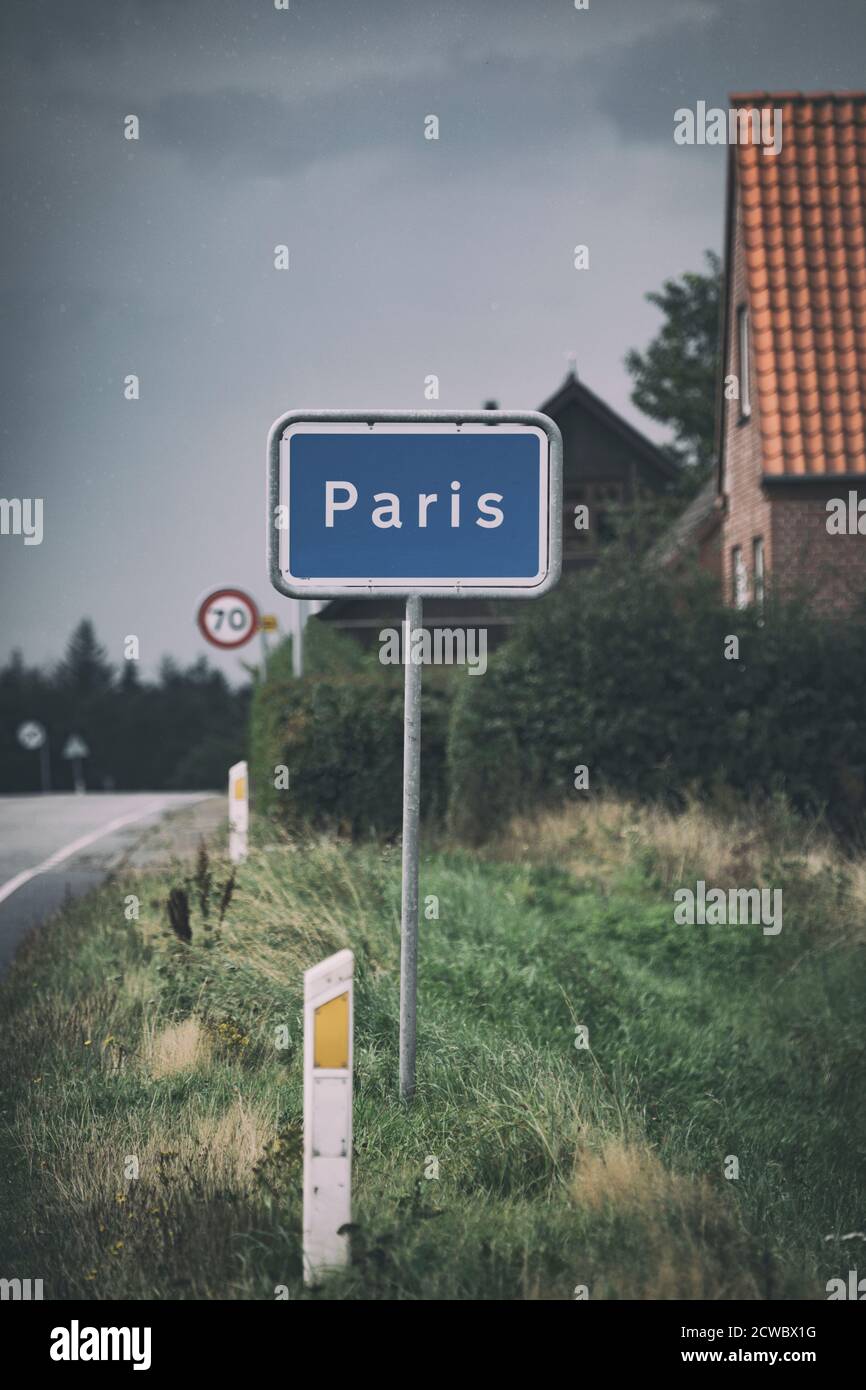 City Limits Straßenschild von Paris, Dänemark, leicht vintage und dunkle Verarbeitung hinzugefügt Stockfoto