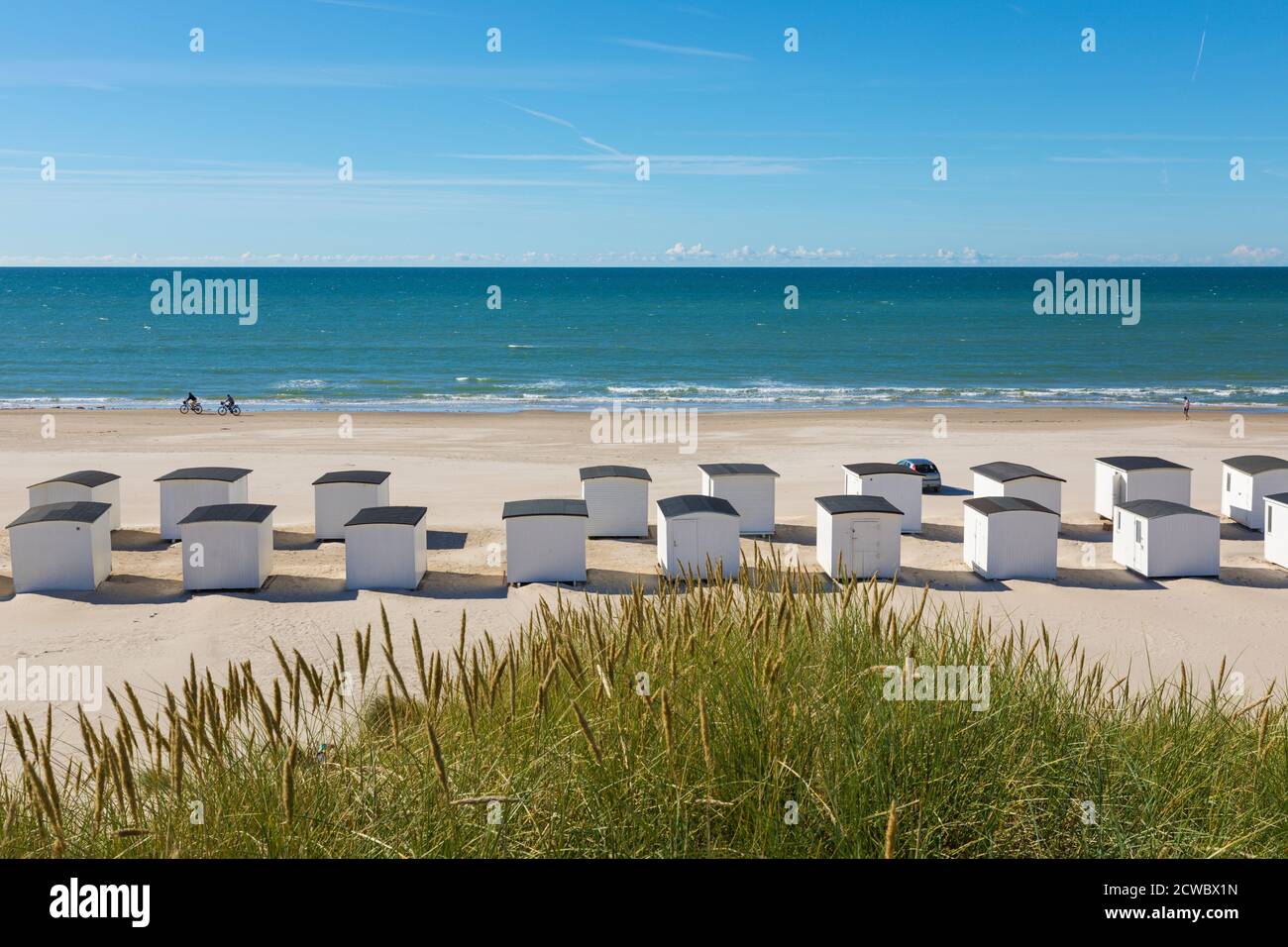 Reihen von weißen hölzernen Strandhütten am Strand von Løkken, Dänemark Stockfoto