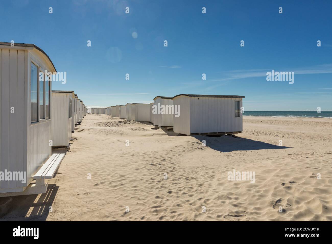 Endlose Reihen von weißen Holzhütten am Strand von Løkken On Die Nordseeküste Dänemarks Stockfoto