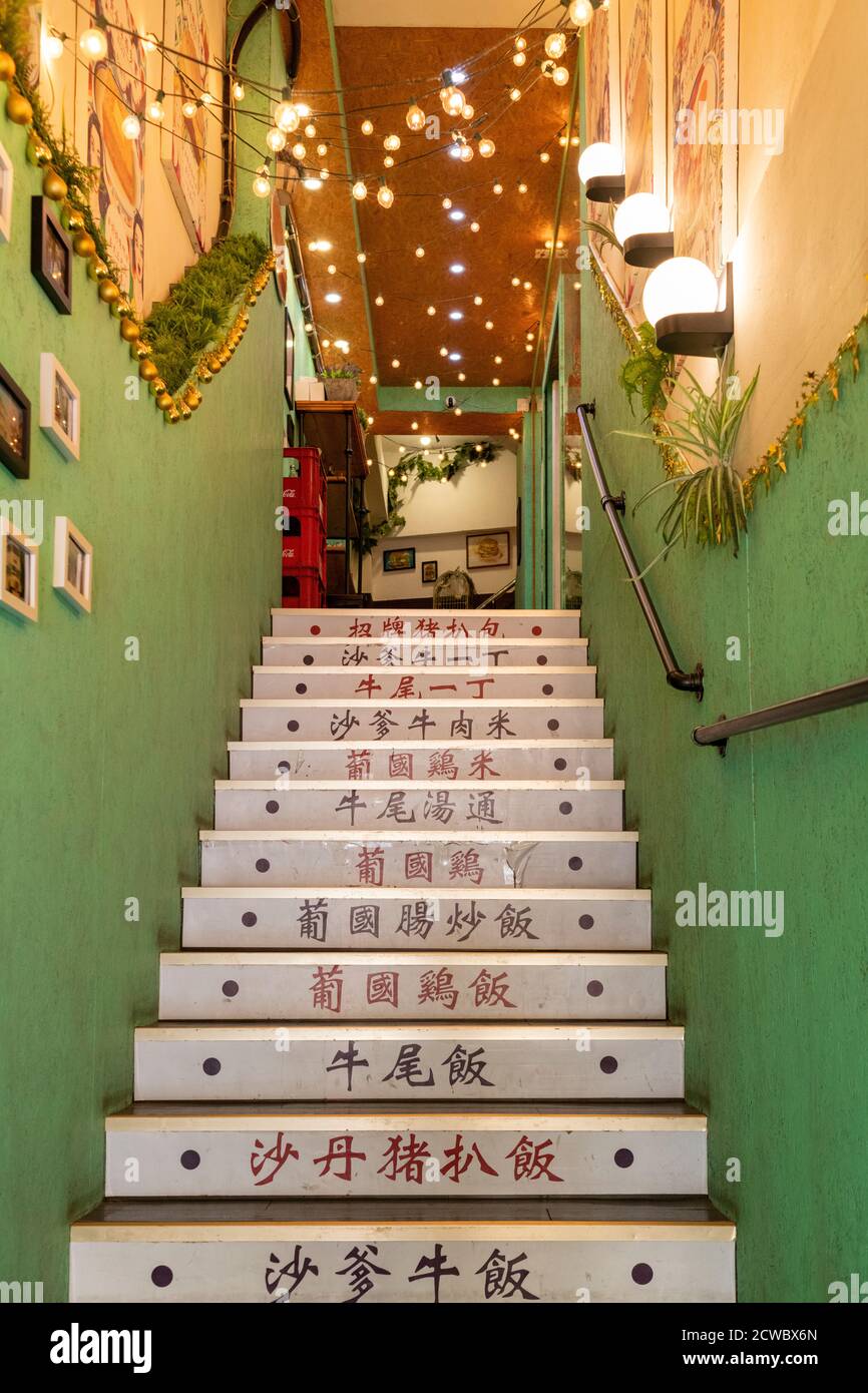 Treppenaufgang zu einem Restaurant in Macau. Stockfoto