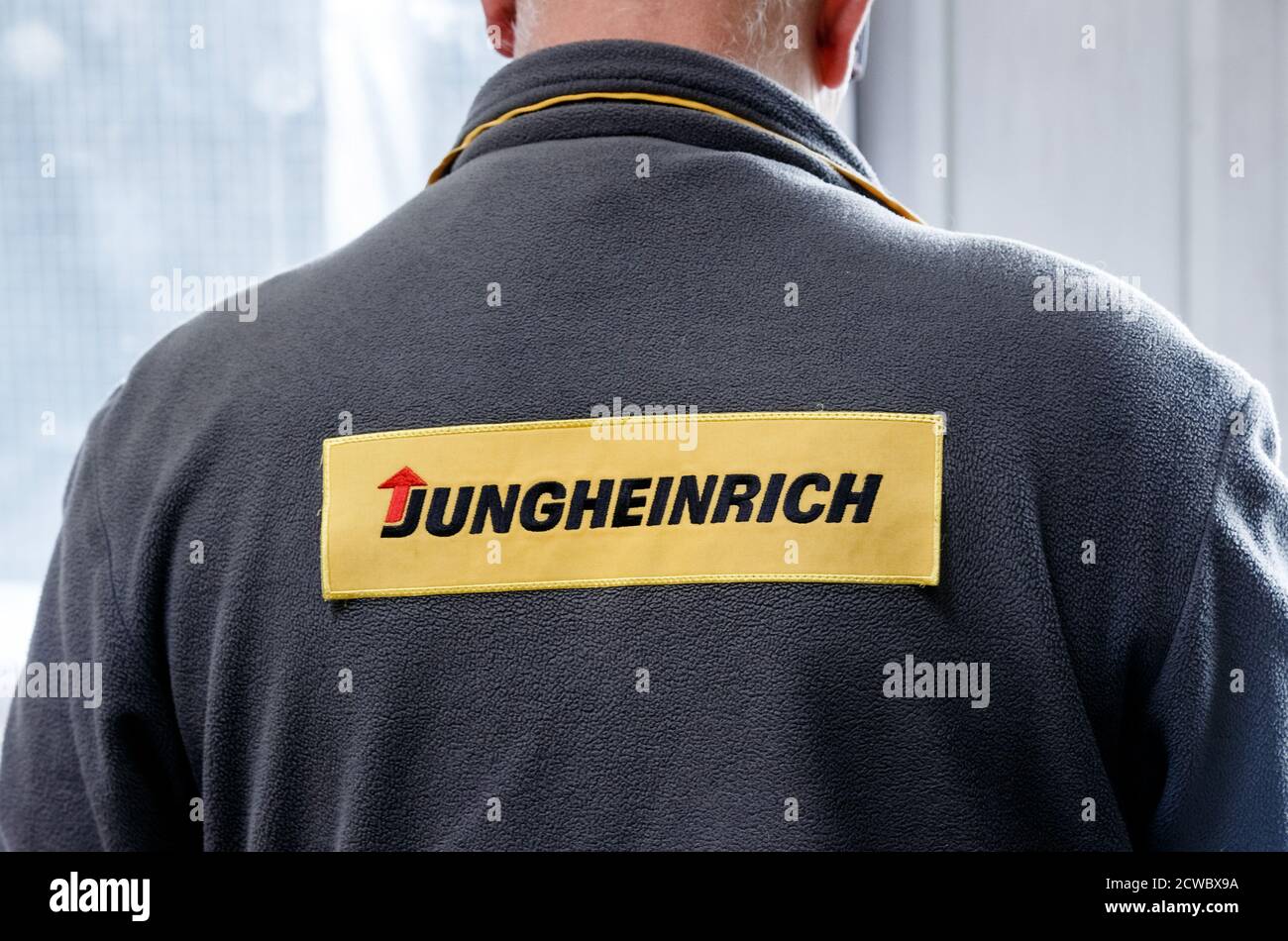 Norderstedt, Deutschland. September 2020. Der Jungheinrich AG Logo Schriftzug ist auf der Jacke eines Produktionsmitarbeiters zu sehen. Quelle: Markus Scholz/dpa/Alamy Live News Stockfoto