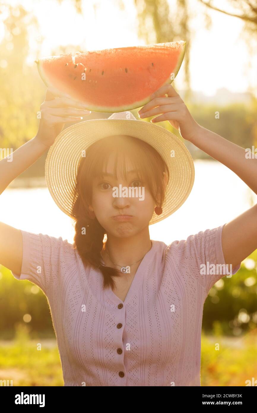 Halten Wassermelone junge Frau Stockfoto
