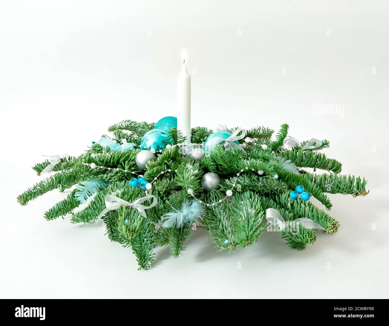 Weihnachtskranz Tischdekoration Banner. Grün Tanne Zweige blau Kugeln Lichter isoliert weißen Hintergrund minimalistisch Stockfoto