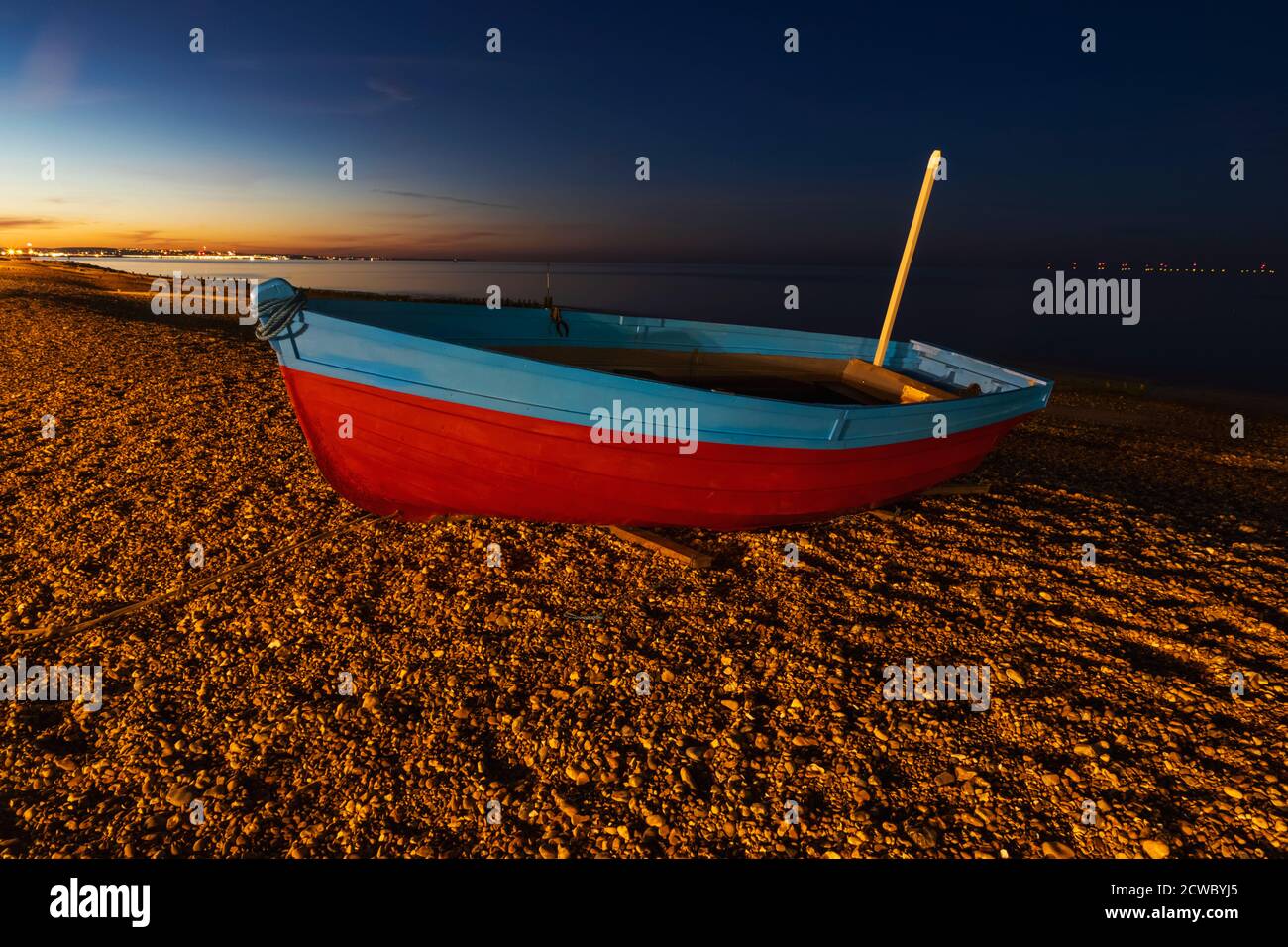 England, West Sussex, Worthing, Worthing Beach und Fischerboot mit Pier Stockfoto