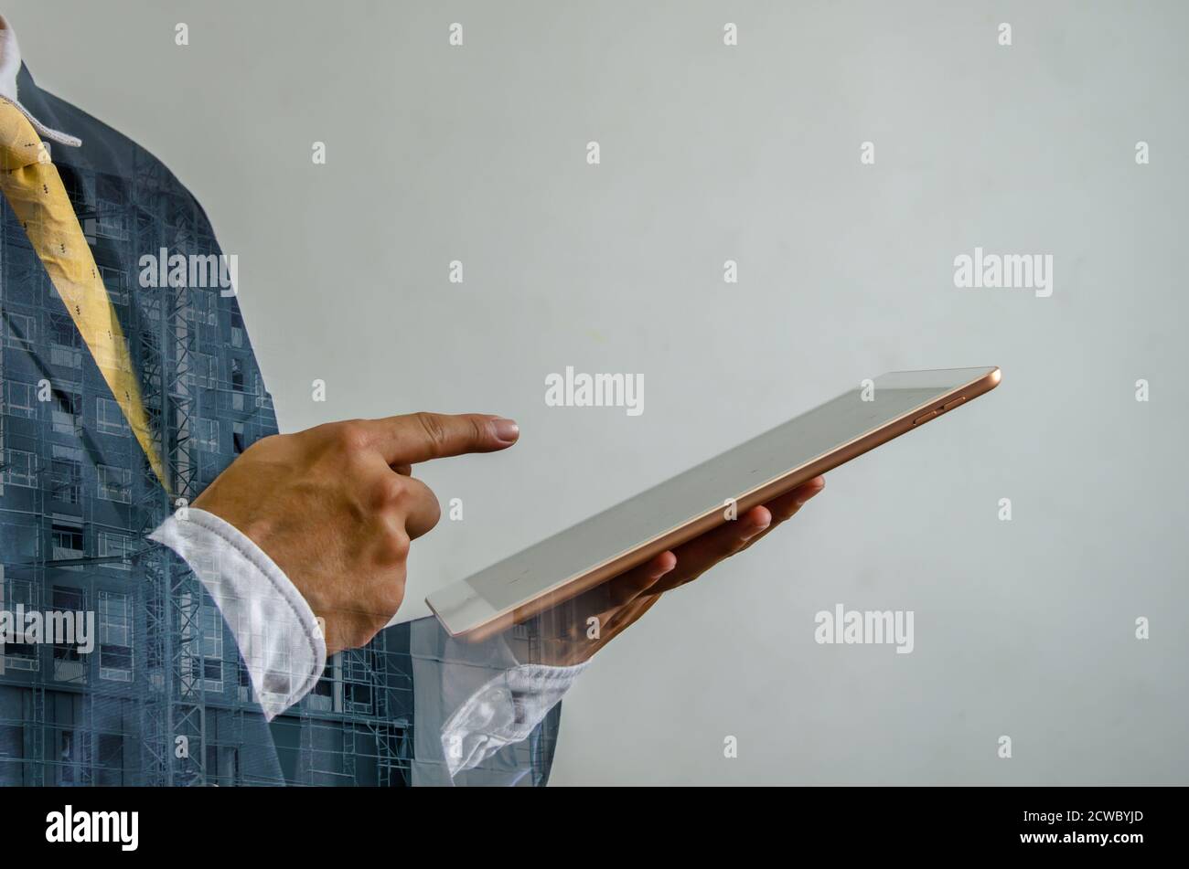 Doppelbelichtung des Geschäftsmanns mit Tapbel und Stadtbild. Stockfoto