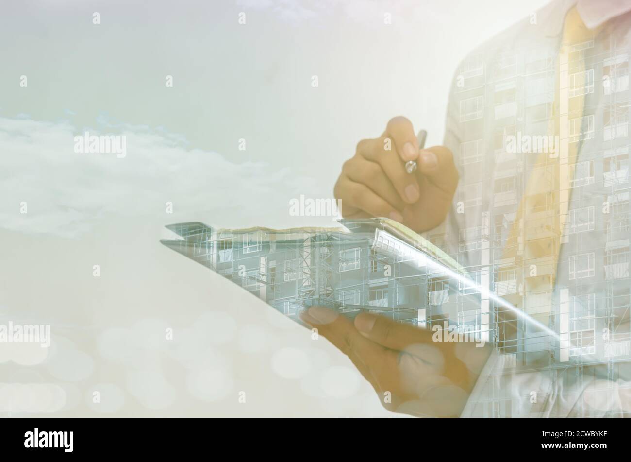 Doppelbelichtung des Geschäftsmanns Sonnenaufgangsüberlagerung mit Stadtbild. Stockfoto