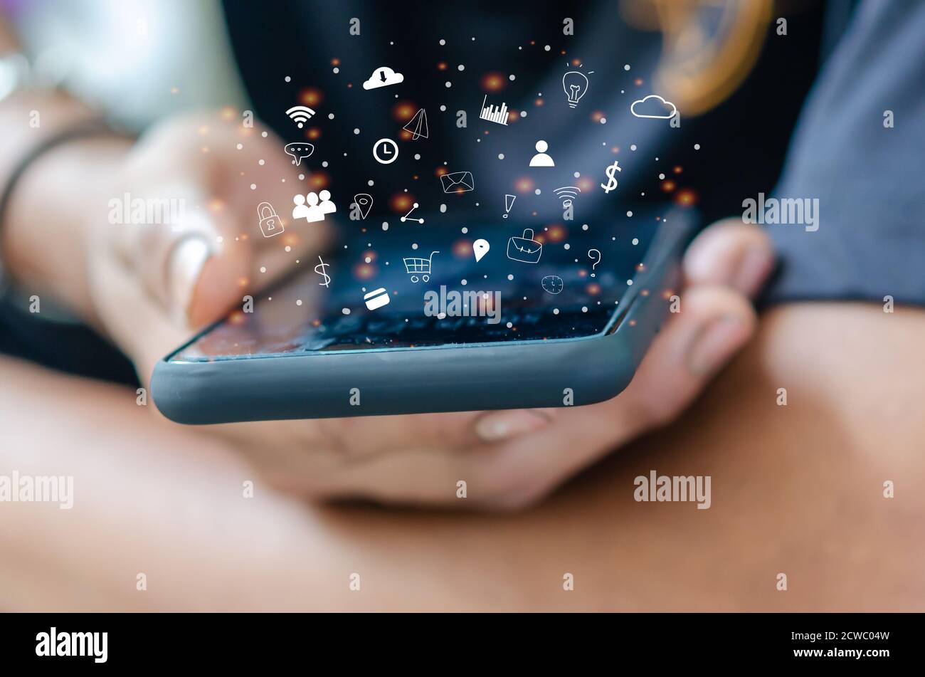 Hand halten Smartphone mit Icons Konzept. Stockfoto