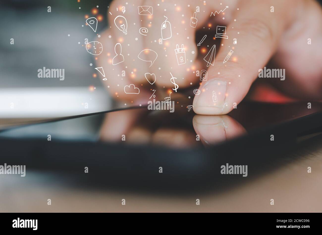 Hand halten Smartphone mit Icons Konzept. Stockfoto