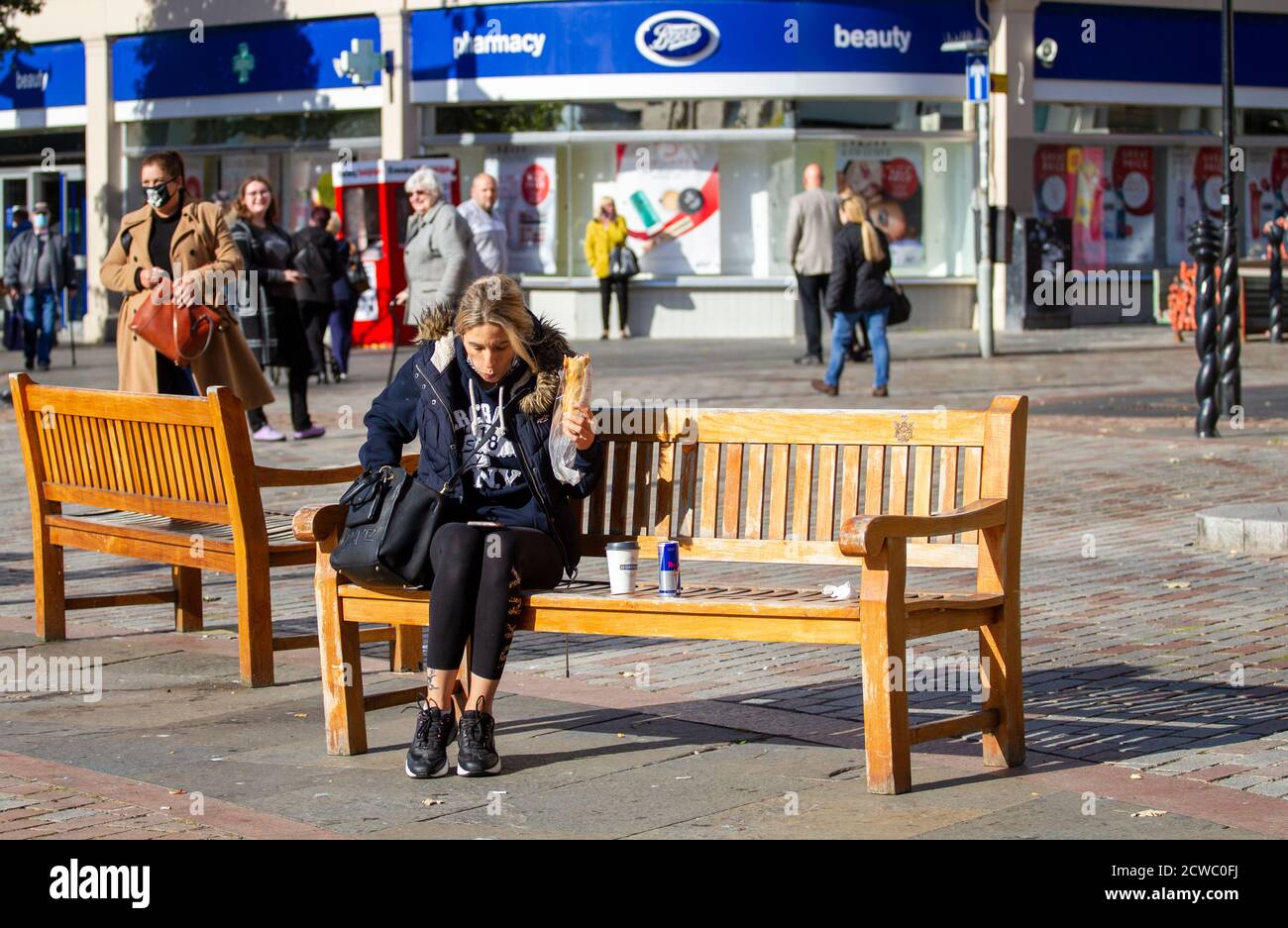 Dundee, Tayside, Schottland, Großbritannien. September 2020. UK Wetter: Sonnig mit einer leichten kühlen Brise durch Nordostschottland mit Temperaturen bis zu 15 Grad Einheimische genießen das Wetter Ende September und verbringen Zeit mit Shopping und Geselligkeit im Stadtzentrum von Dundee während der New Covid-19 Sperrbeschränkungen. Kredit: Dundee Photographics/Alamy Live Nachrichten Stockfoto