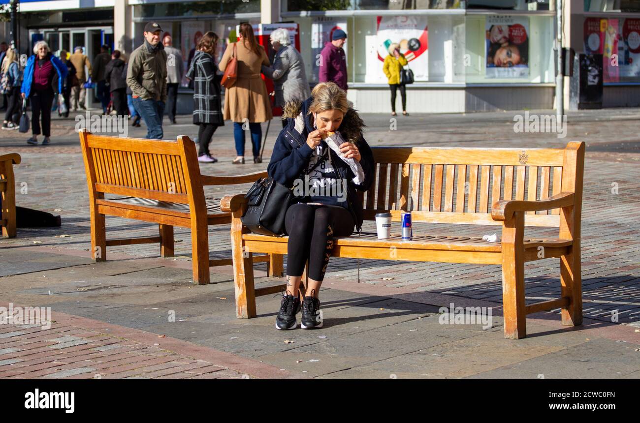 Dundee, Tayside, Schottland, Großbritannien. September 2020. UK Wetter: Sonnig mit einer leichten kühlen Brise durch Nordostschottland mit Temperaturen bis zu 15 Grad Einheimische genießen das Wetter Ende September und verbringen Zeit mit Shopping und Geselligkeit im Stadtzentrum von Dundee während der New Covid-19 Sperrbeschränkungen. Kredit: Dundee Photographics/Alamy Live Nachrichten Stockfoto