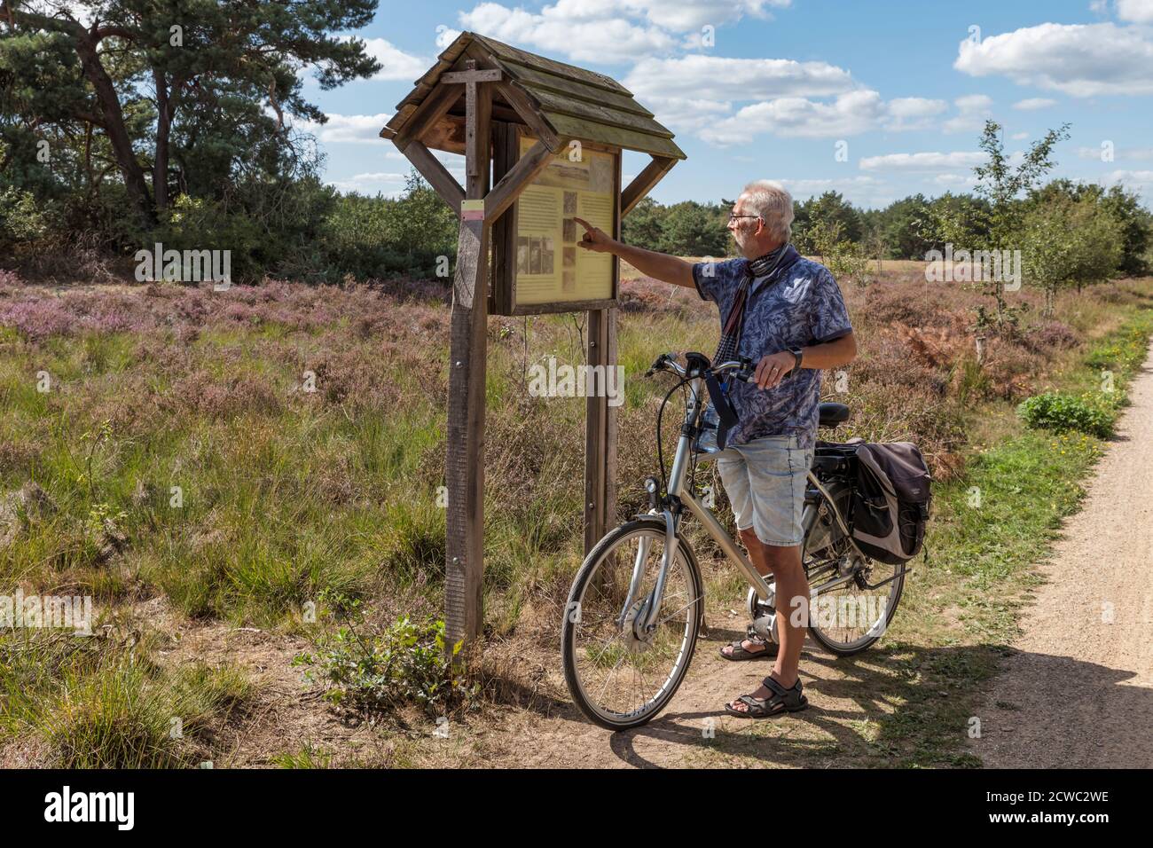 Bergen,holland,10-sep-2020:Mann auf einem eBike sucht nach Informationen über die Naturschutzgebiet Maasduinen in Limburg Stockfoto