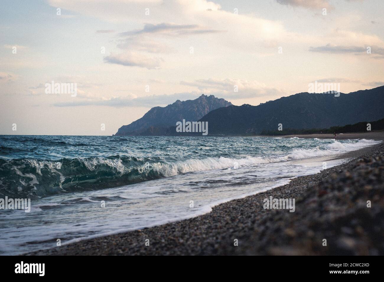 Detailaufnahme des Wellenplanschens am Strand. Sardinien, Italien Stockfoto