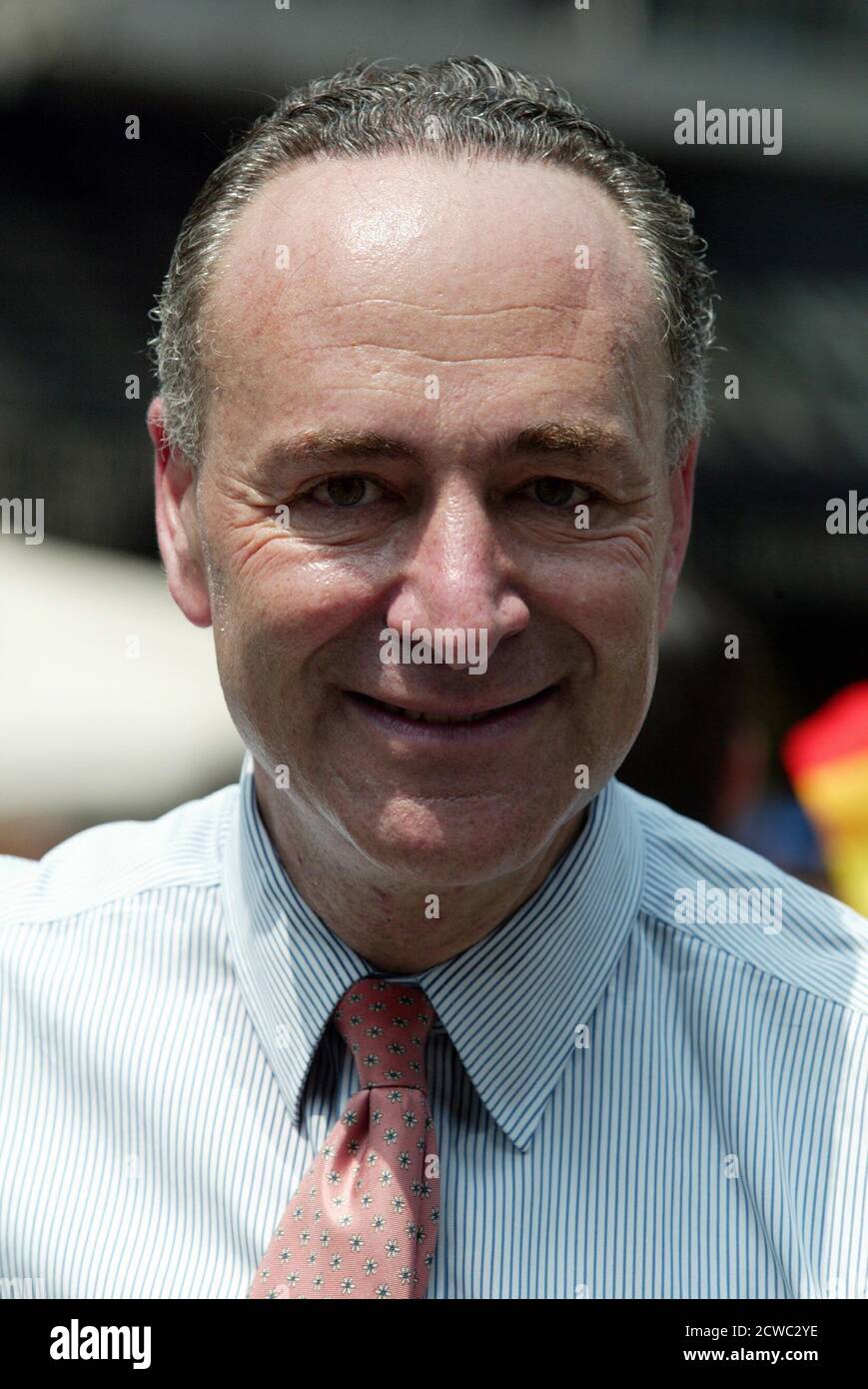 Senator Charles E. Schumer beim 34. Jährlichen Gay Pride March in New York City am 28. Juni 2003. Bild: Henry McGee/MediaPunch Stockfoto