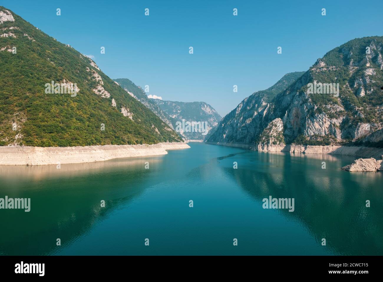 Landschaftlich schöner Blick auf den Piva-See in Montenegro Stockfoto