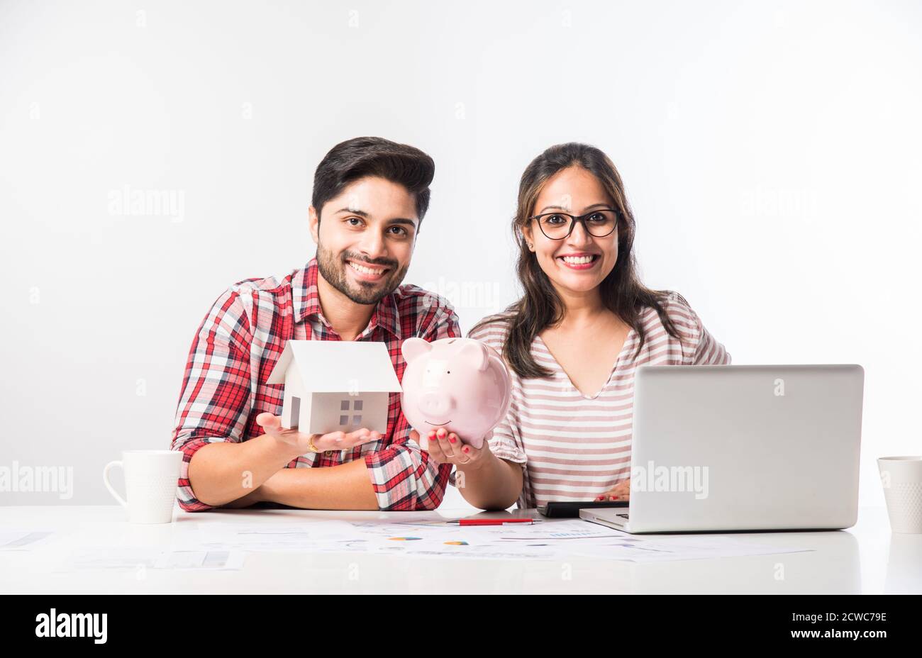 Fokussierte indische junge Paar Buchhaltung, Rechnungen berechnen, diskutieren Planung Budget zusammen mit Online-Banking-Dienste und Rechner, Überprüfung Stockfoto