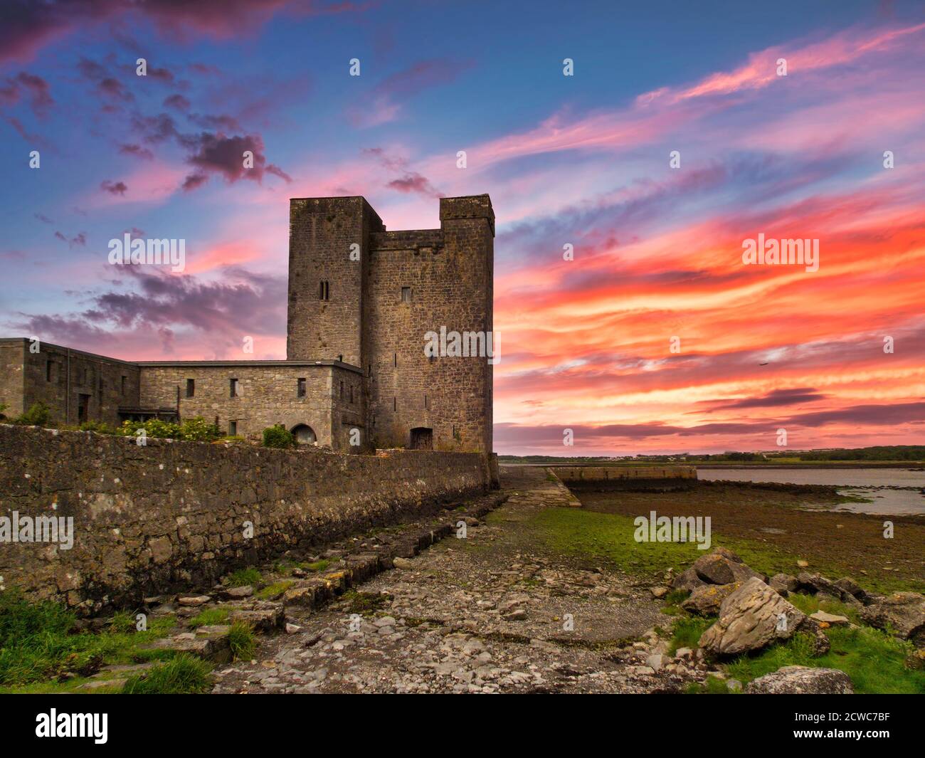 Schöner Sonnenuntergang über Oranmore Castle in der Grafschaft Galway, Irland. Stockfoto
