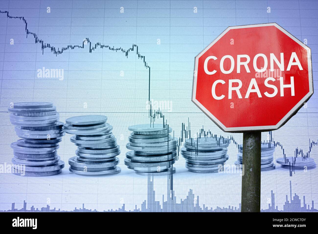 Corona Crash-Zeichen auf Wirtschaft Hintergrund mit Grafik und Münzen. Stockfoto