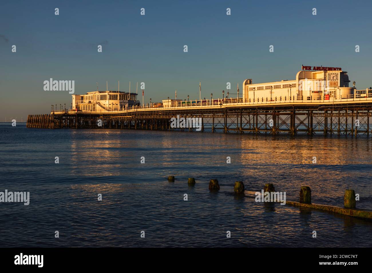 England, West Sussex, Worthing, Worthing Beach und Pier Stockfoto