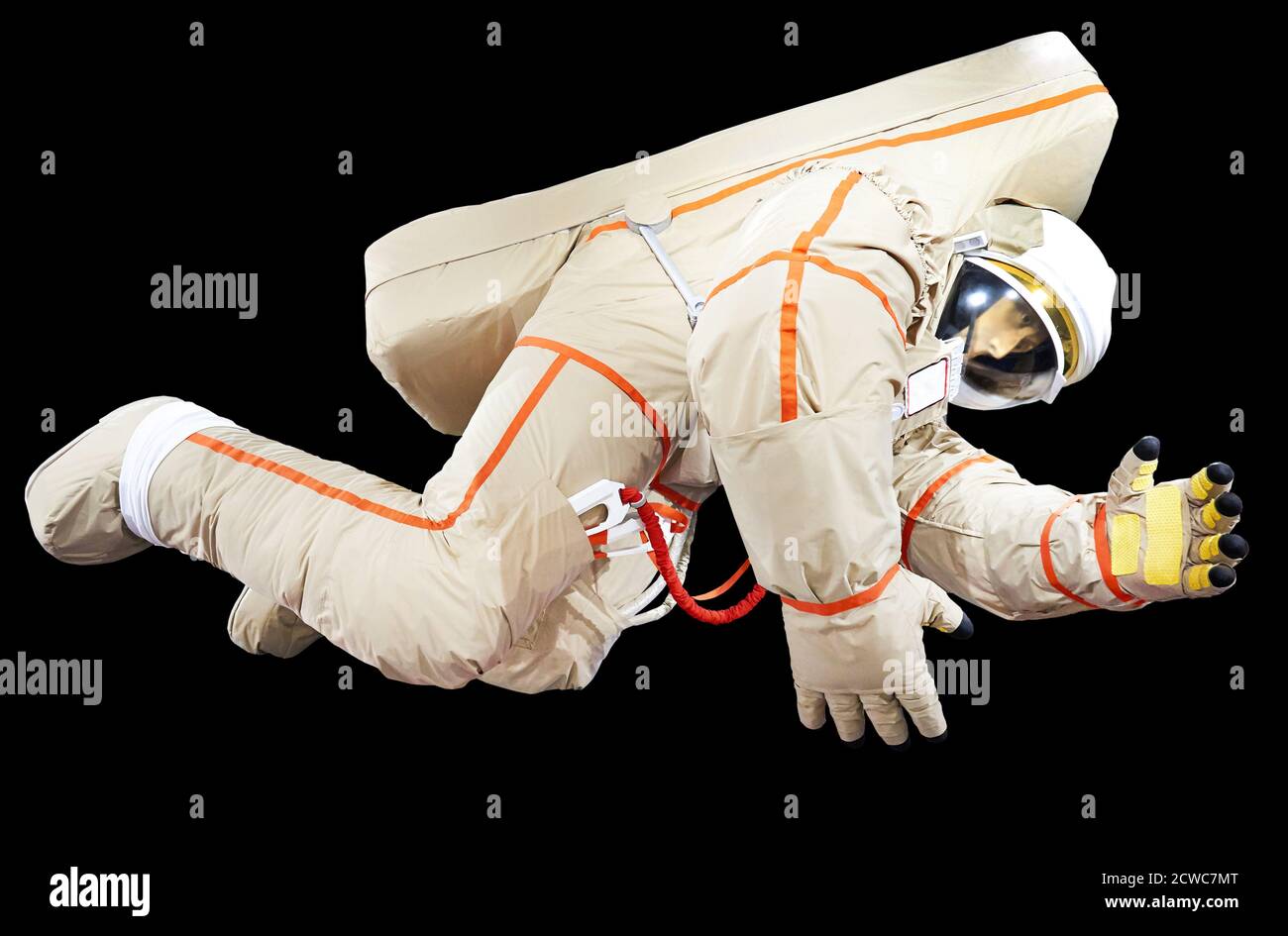 Astronaut im modernen Raumanzug isoliert schwarz Stockfoto