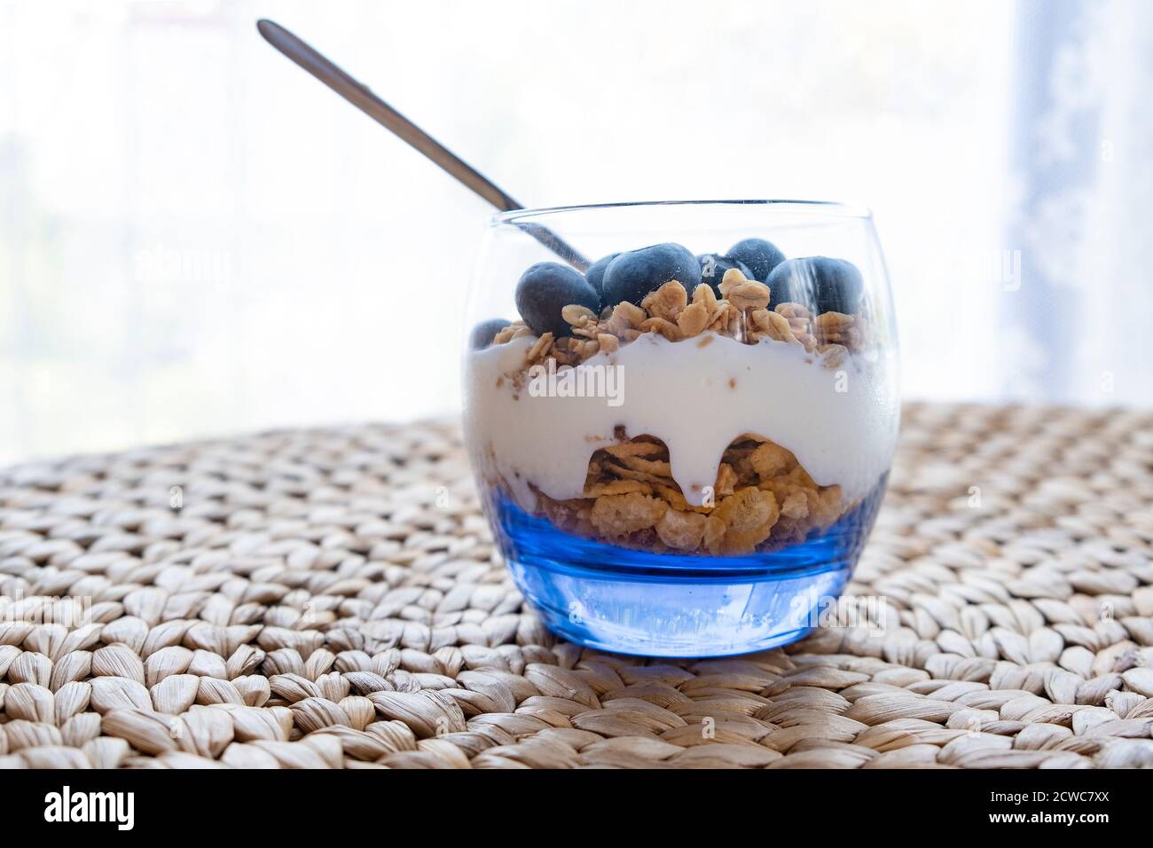 Granola Parfait mit Joghurt und Heidelbeeren Stockfoto