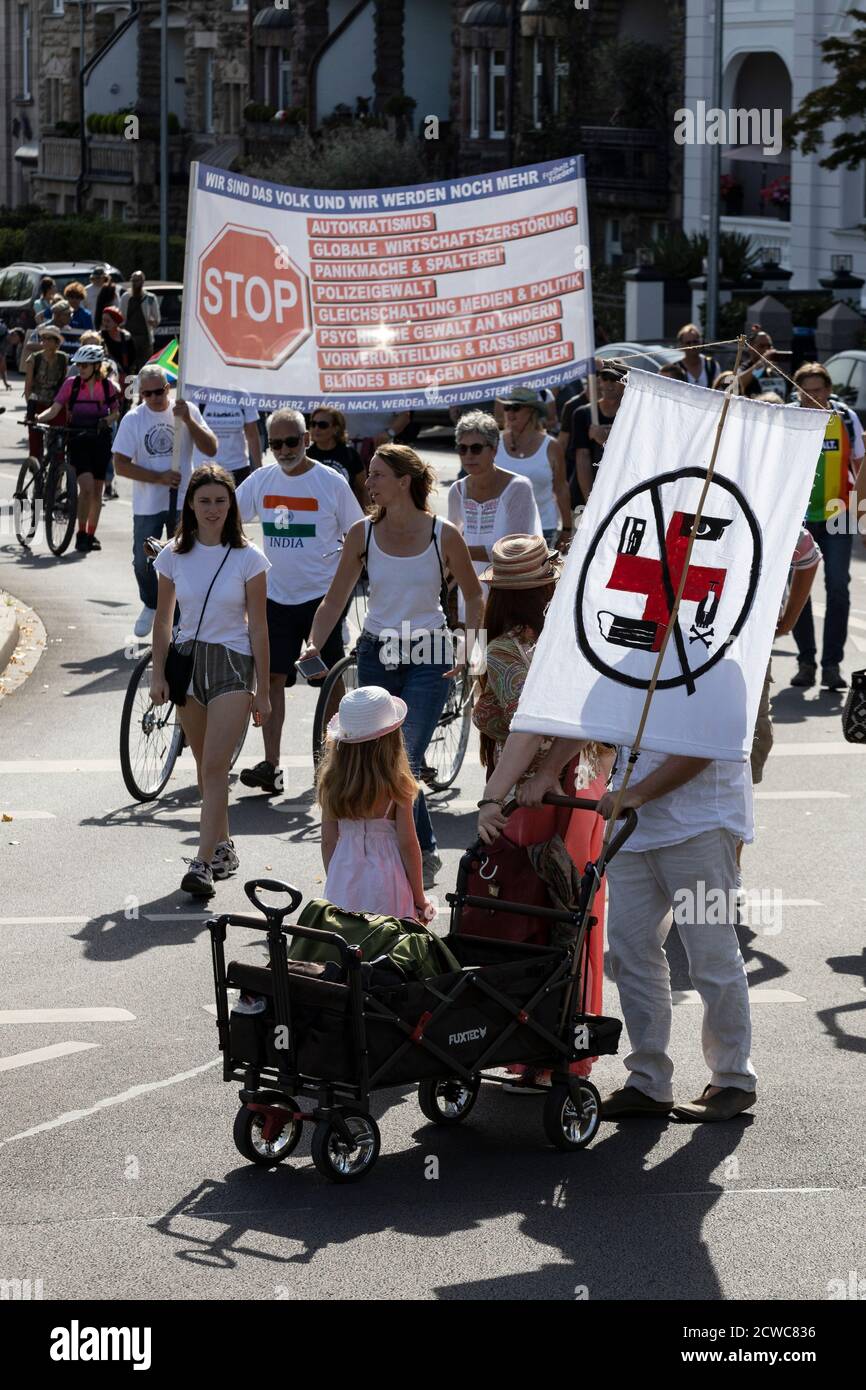 Ein Hakenkreuz-Symbol auf einer Flagge. Deutsche Corona-Rebellen protestieren gegen Einschränkungen des Coronavirus wie das Tragen von Masken und Montagebefehlen der deutschen Regierung, Düsseldorf, Deutschland. Stockfoto