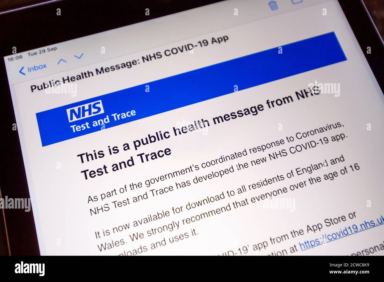 Senden Sie eine E-Mail mit Informationen zur neuen NHS Trace and Test App, der NHS COVID-19 App und Anweisungen zum Herunterladen auf dem Bildschirm eines iPad Stockfoto