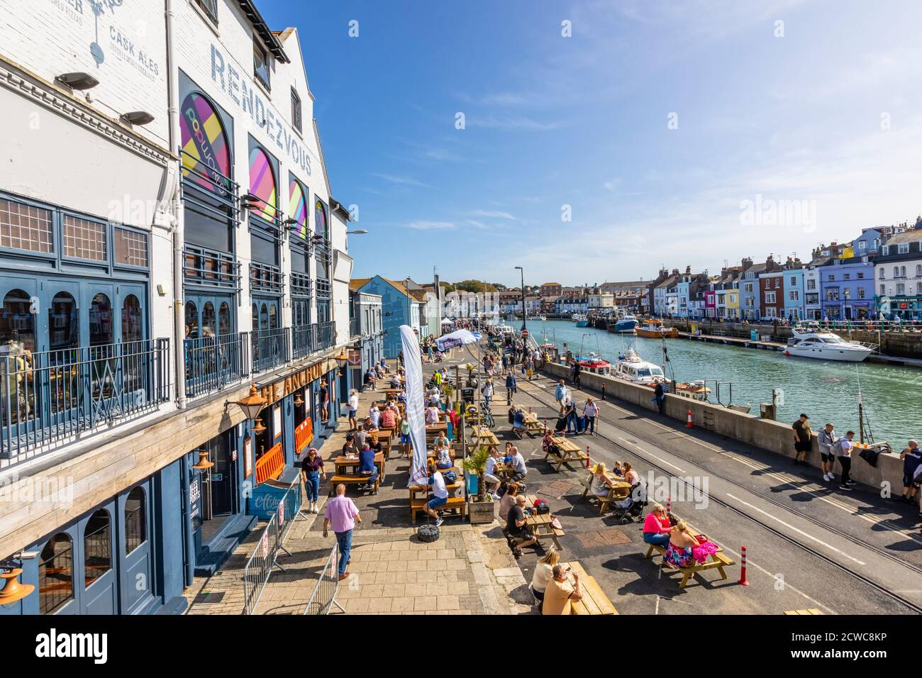 Essen im Freien im Anchor Rendezvous Pub in Weymouth, einem Badeort an der Mündung des Flusses Wey, Dorset, Südküste Englands Stockfoto