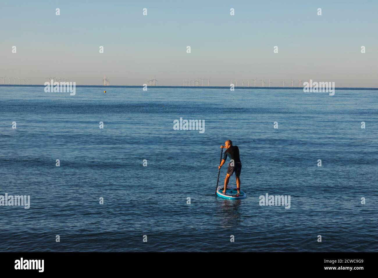 England, West Sussex, Worthing, Worthing Beach, Paddle Boarder on Calm Sea Stockfoto