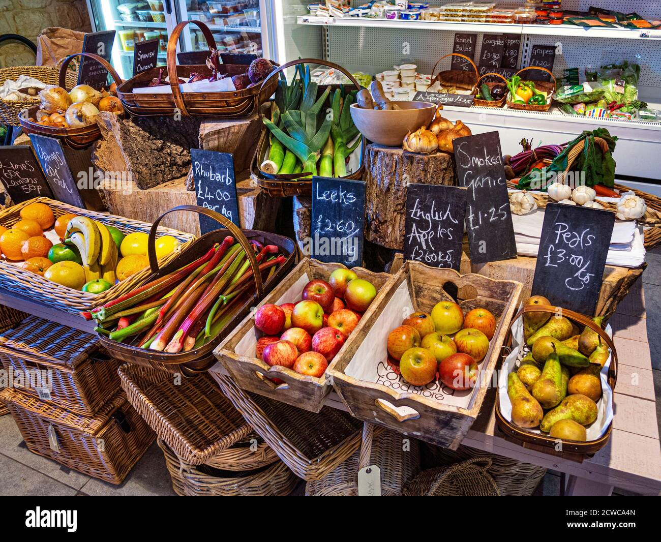 FARM SHOP LOKALE BRITISCHE PRODUKTE traditionelle ländliche Produkte Farm Shop Interieur mit frischem Obst und Gemüse aus der Region zum Verkauf Gloucester Cotswolds Großbritannien Stockfoto