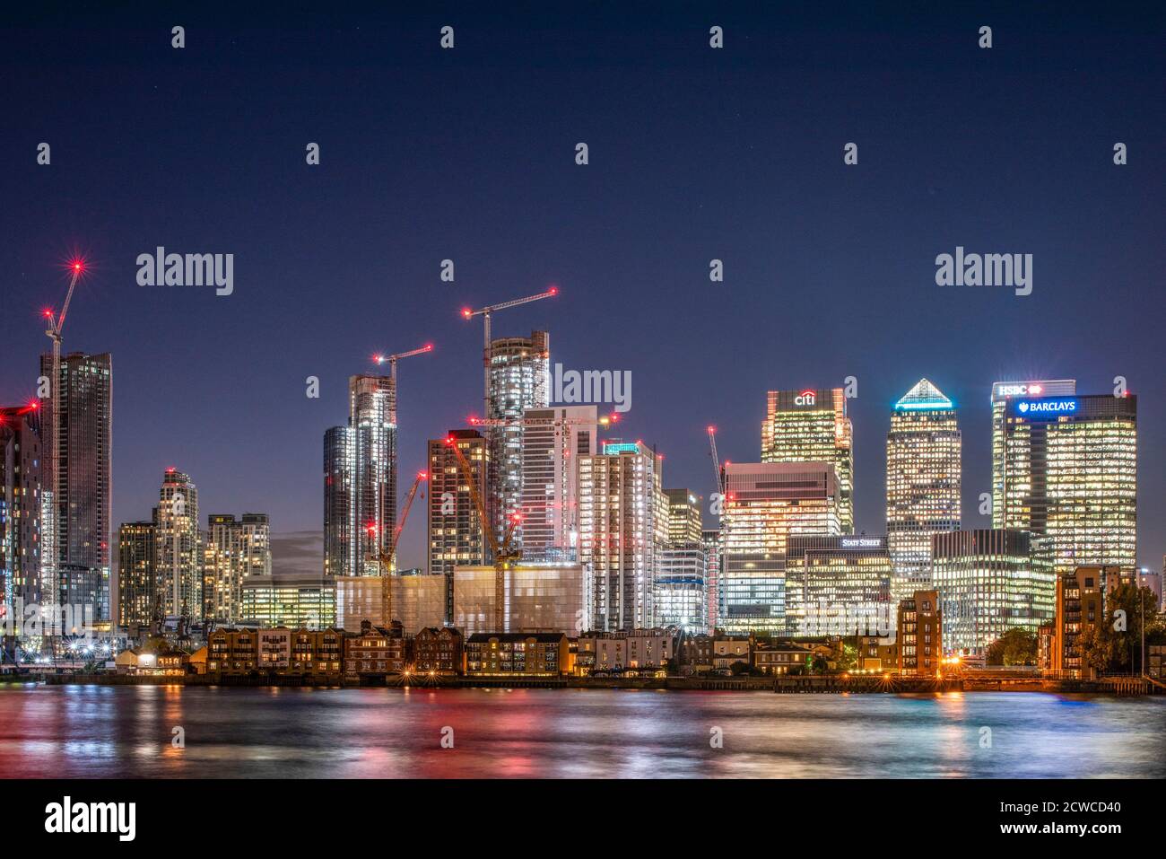 Blick nach Westen von der Greenwich Peninsula auf die Isle of Dogs, rechts die Türme von Canary Wharf und links die Entwicklung und Konstruktion Stockfoto