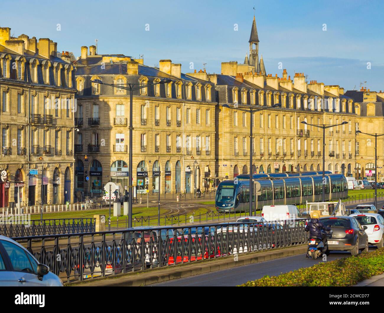 Bordeaux, Departement Gironde, Aquitanien, Frankreich. Verkehr und Straßenbahnen auf dem Quai de la Douane. Das historische Zentrum von Bordeaux ist eine UNESCO-Welterbe Stockfoto