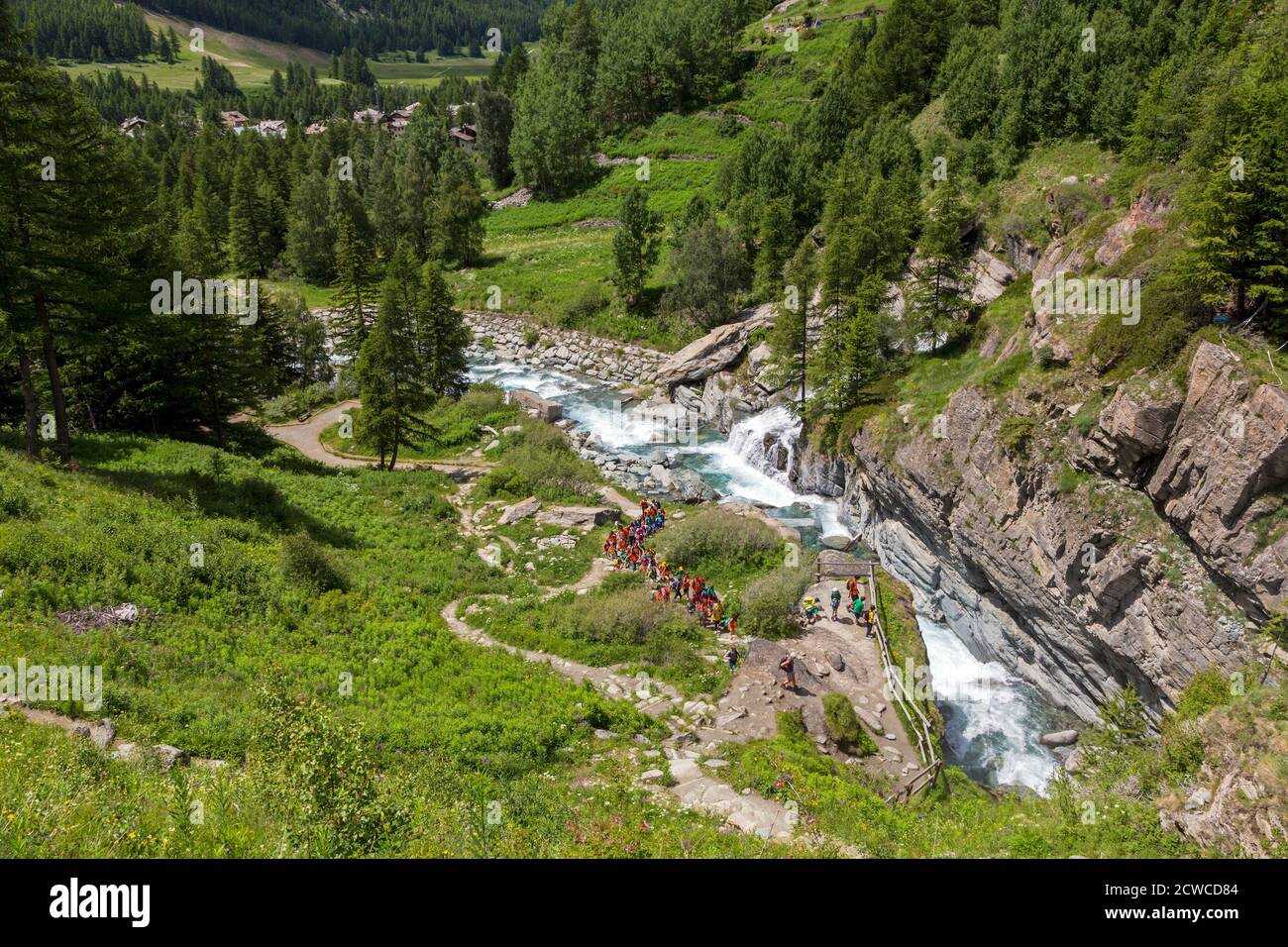 In der Nähe von Cogne, Aostatal, Italien. Kinder auf Exkursion und Annäherung an die Torrente Grand’ Eyvia im Parco Nazionale del Gran Paradiso (Gran para Stockfoto