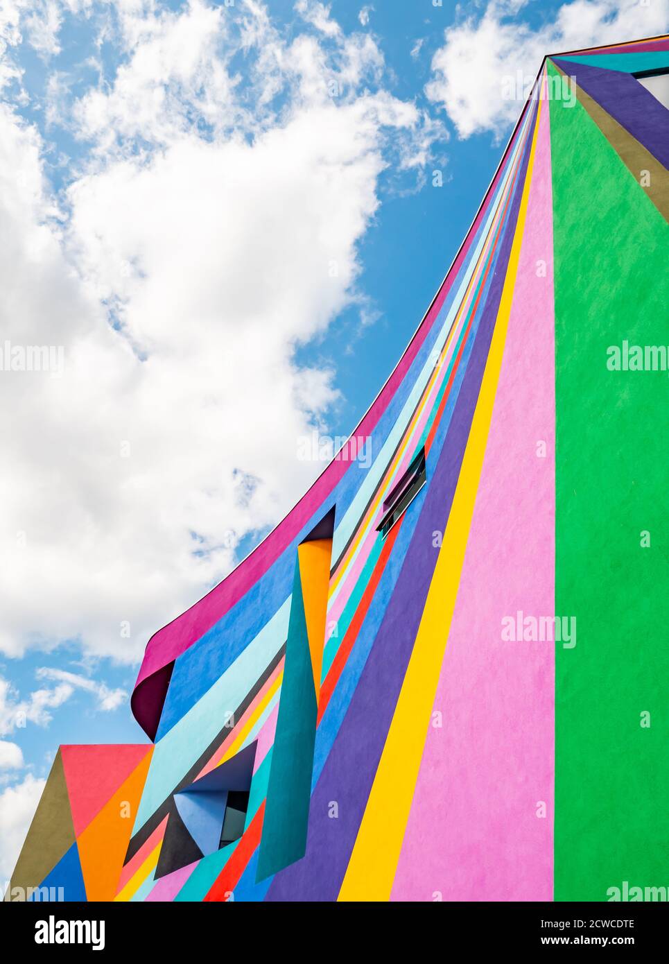 Towner Art Gallery, Eastbourne, England. Das Wandgemälde des Künstlers Lothar Gotz schmückt das Äußere der Eastbourne's Towner Art Gallery. Stockfoto