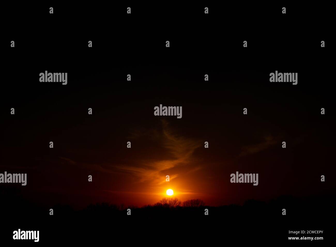 Grafisch verändertes Bild verdunkelt den Himmel eines Ankeny, Iowa, Sonnenuntergang. Stockfoto