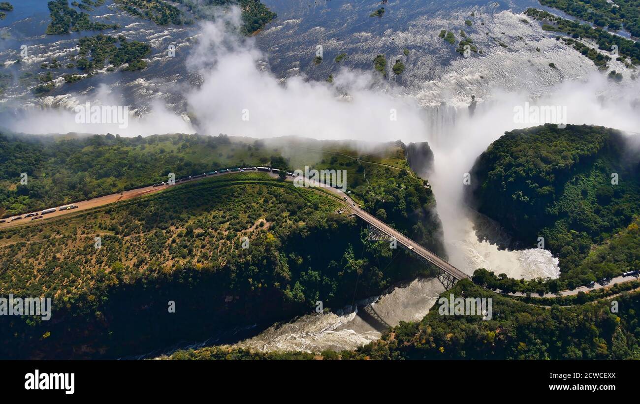 Atemberaubende Luftpanoramabsicht auf die majestätischen und mächtigen Victoria Falls (größter