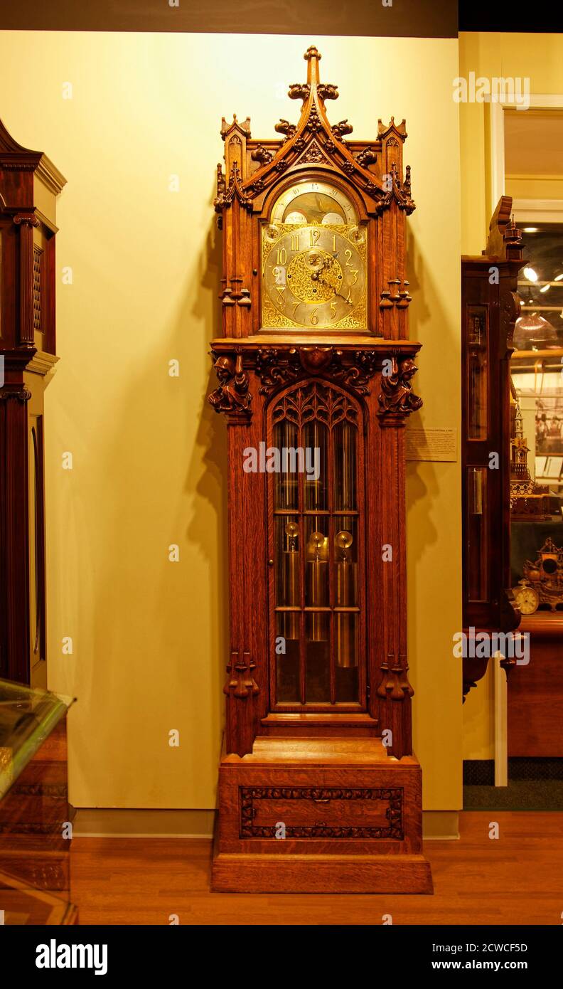 Chimming Hall Clock, um 1900, verzierte Holzschrank, 3 Pendel, antik, alt, Ausstellung, The National Watch & Clock Museum, Lancaster County, Pennsylvania Stockfoto