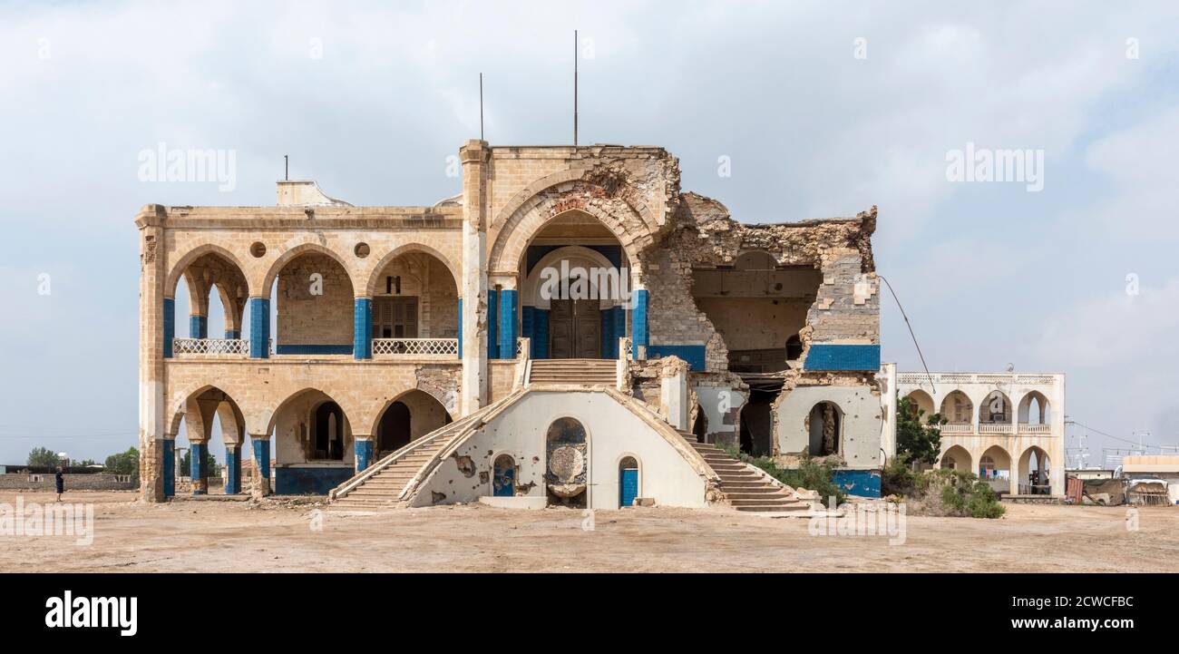 Die bombardierten Ruinen von Haile Selassie der Rastafari Messias Winterpalast am Rande der Altstadt Massawa. Massawa - Stadtporträt, Massawa, Eritr Stockfoto
