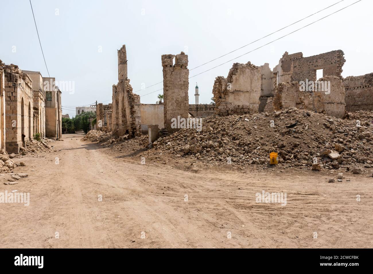 Bombardierte zerstörte Gebäude in einer typischen Straße in Massawa. Massawa - Stadtporträt, Massawa, Eritrea. Architekt: Verschiedene, 2019. Stockfoto