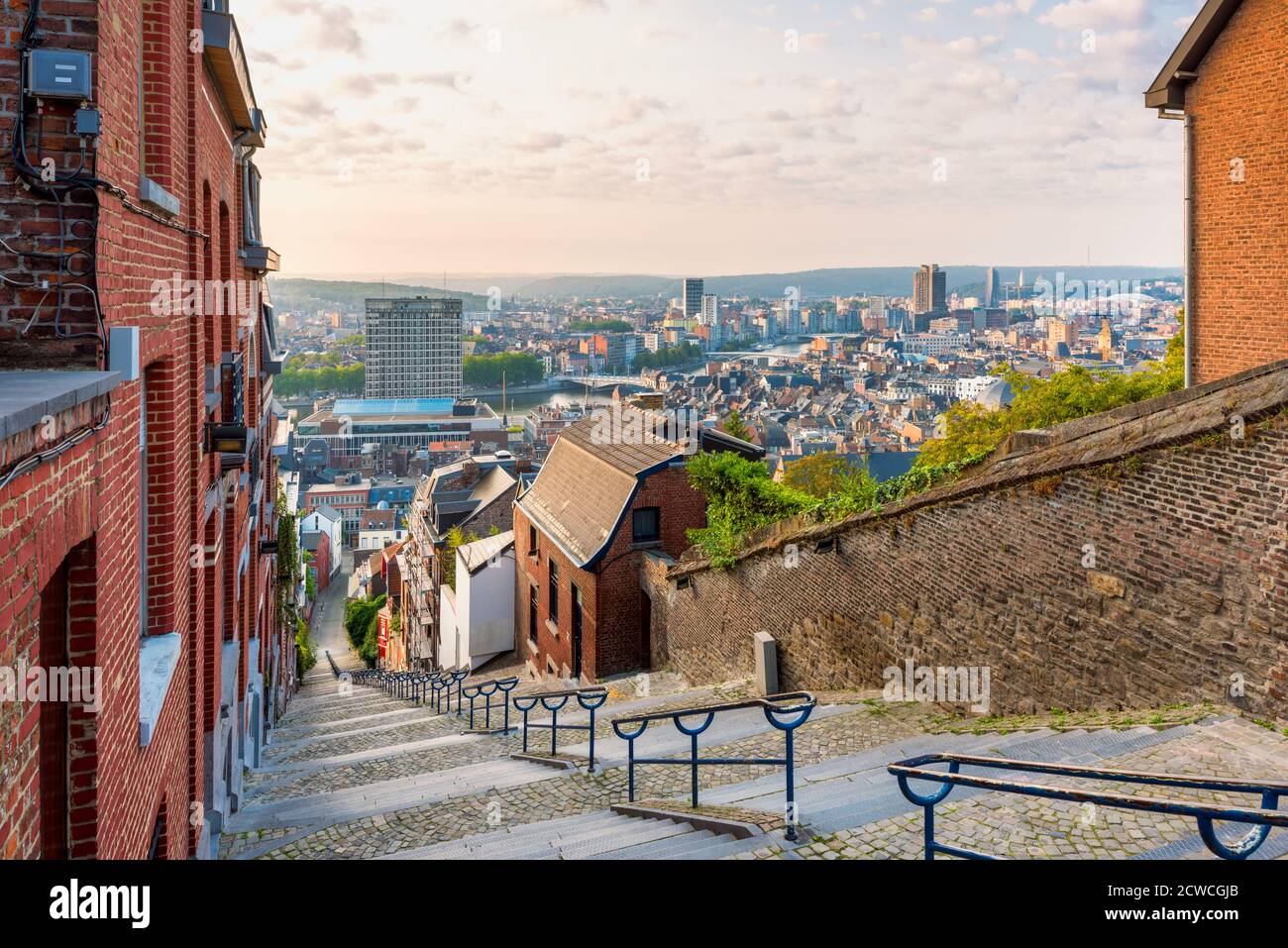 Skyline von Liège, Belgien von der Spitze der 374-stufigen Montagne de Bueren Treppe aus gesehen Stockfoto
