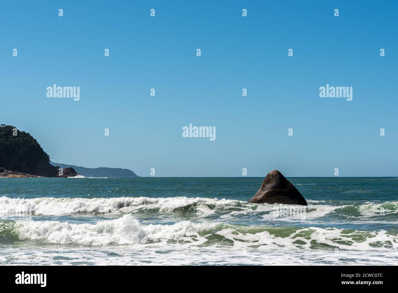 Blick auf einzelne Felsen im Meer mit einem Hai Flossenform Stockfoto