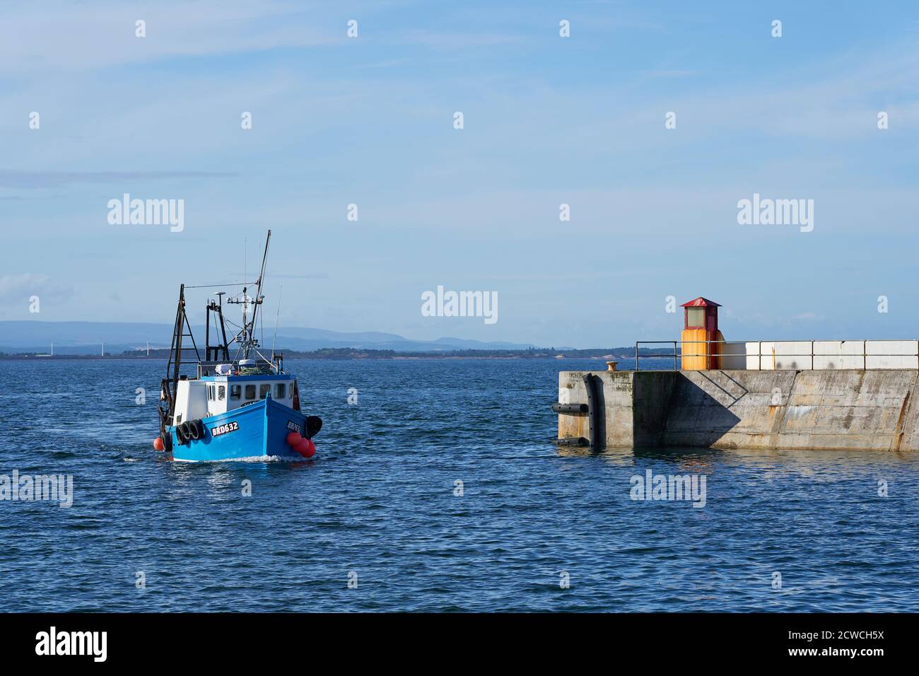 Burghead Harbour, Burghead, Moray, Großbritannien. September 2020. VEREINIGTES KÖNIGREICH. Dies ist ein lokales Fischerboot nach Hause mit hoffentlich einen guten Fang an einem sehr sonnigen Morgen. Quelle: JASPERIMAGE/Alamy Live News Stockfoto