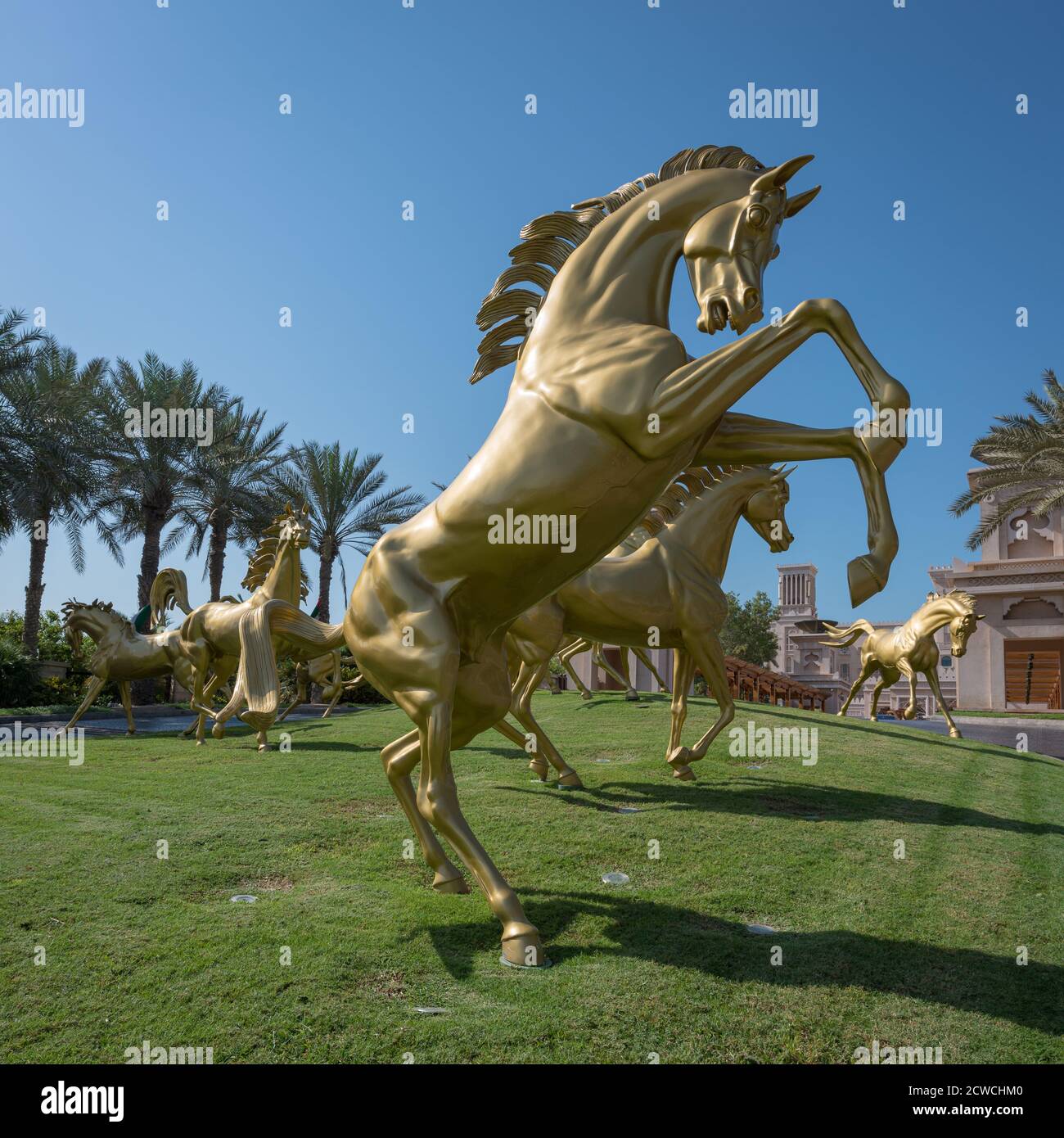 Eintritt zum Jumeirah Al Qasr Hotel mit achtzehn wunderschönen Skulpturen arabischer Pferdestatuen von Danie de Jager, Dubai, Vereinigte Arabische Emirate Stockfoto