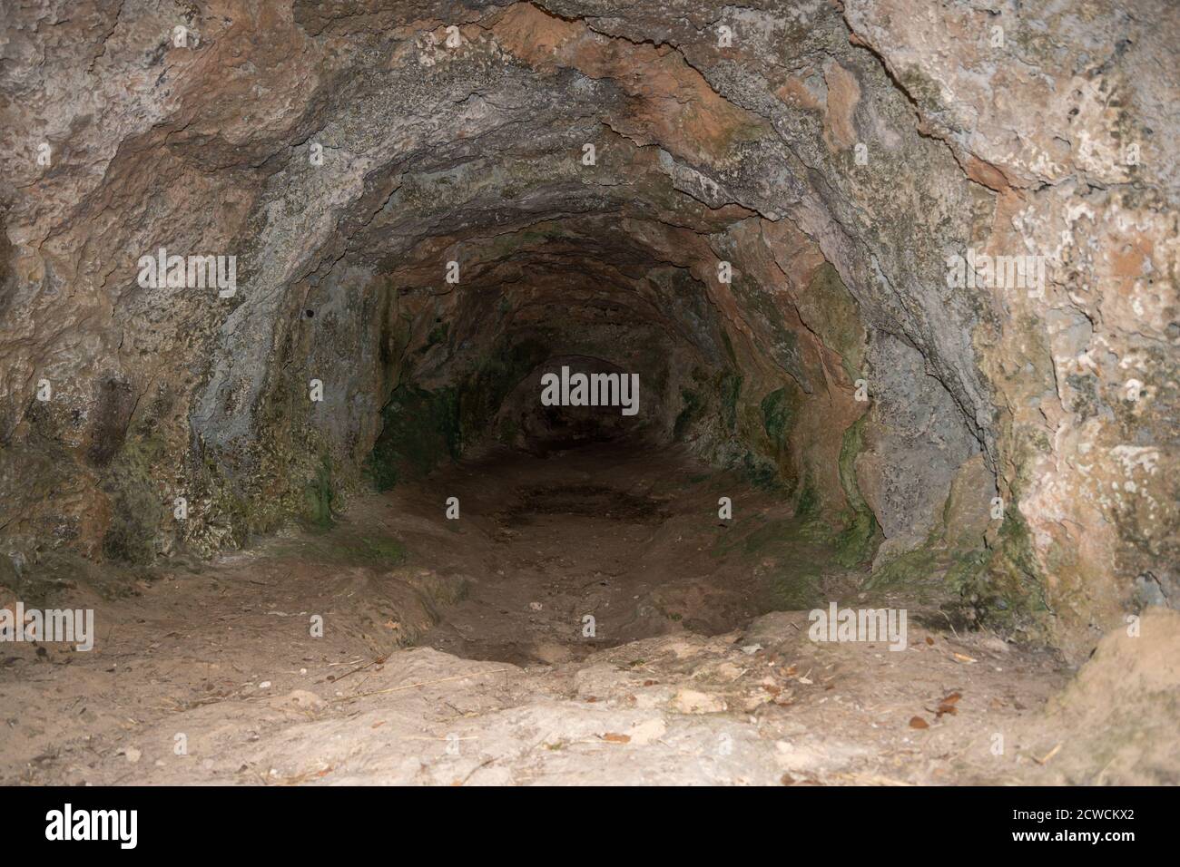 Prähistorische Alzineret Höhlen, um 1600 v. Chr. in der mittleren Bronzezeit gegraben, auch bekannt als die vor-Talaiot-Zeit. Sie sind eigentlich Grabhügel gemacht U Stockfoto