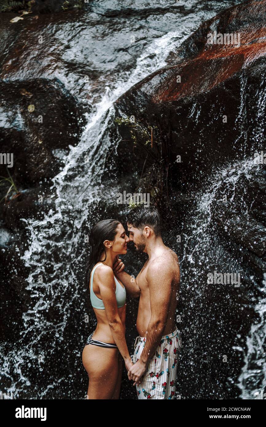 Nettes Paar über unter Wasserfall küssen Stockfoto