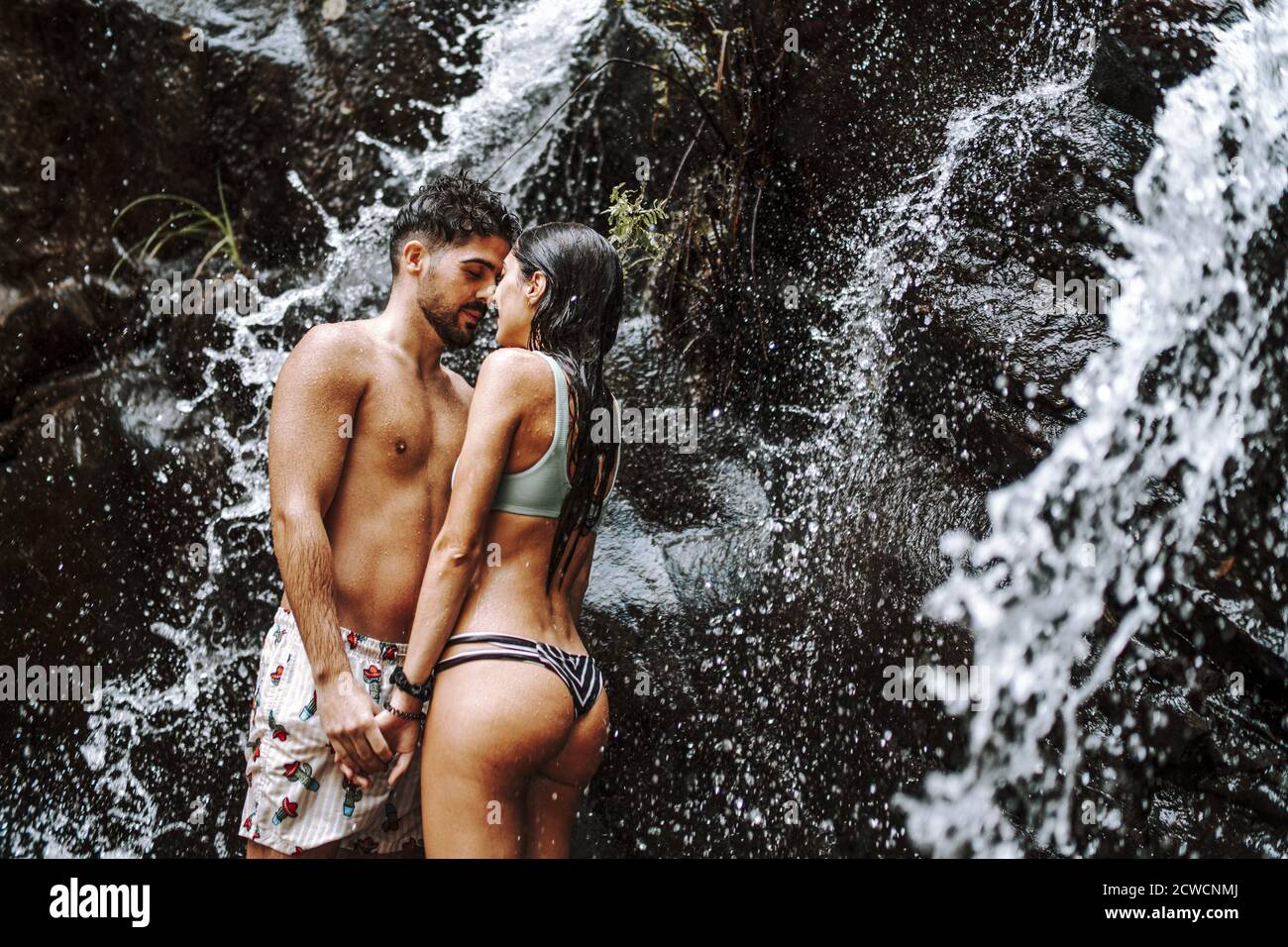 Nettes Paar über unter Wasserfall küssen Stockfoto