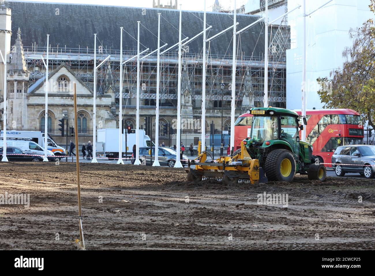 Traktor gesehen, die von Landschaftsbau Unternehmen beim Verlegen eines neuen Rasen auf Parliament Square Garten verwendet. Stockfoto