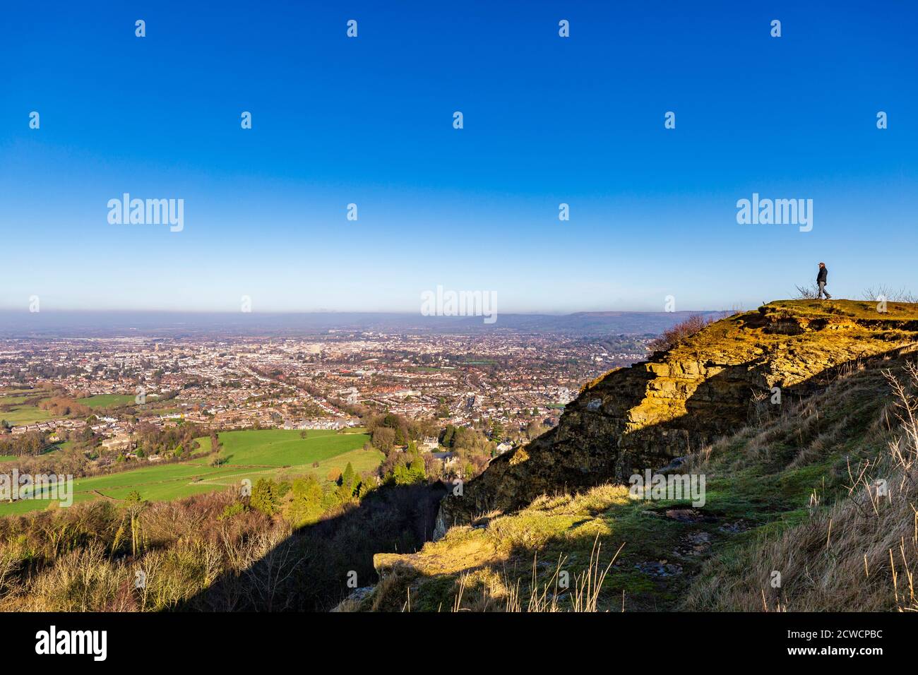 Ein Blick auf Cheltenham Spa vom Leckhampton Hügel in den Cotswolds, England Stockfoto
