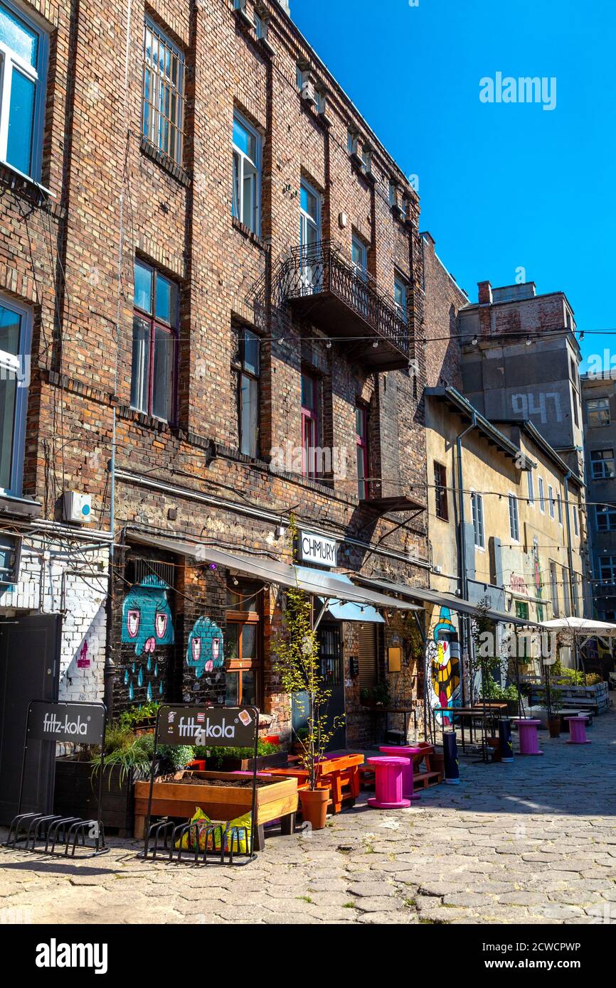 Außenansicht des Chmury Clubs und Cafés in heruntergekommenen Gebäuden in der Listopada Straße 11 im Stadtteil Praga, Warschau, Polen Stockfoto