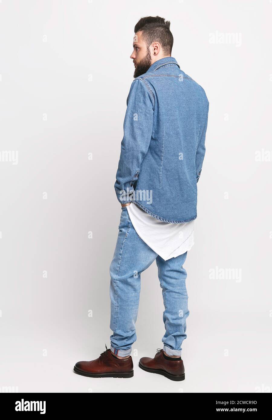 Junger Mann im Denim-Anzug. Schöner Mann in Jeansjacke und Jeans auf weißem  Hintergrund. Foto für die Werbung Herren Jeans und Jacken. Konzept für  Stockfotografie - Alamy